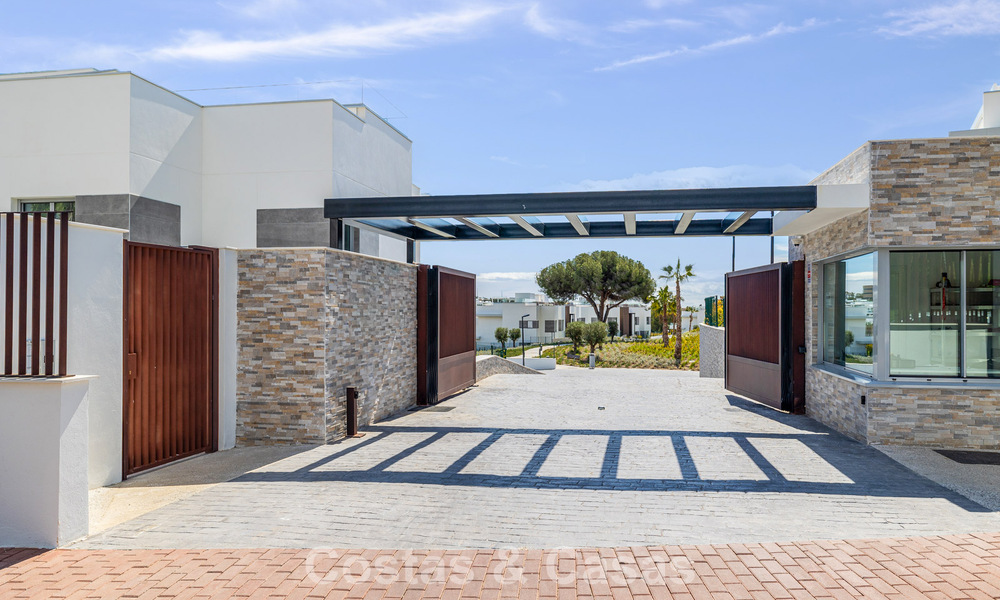 Gloednieuw, modern luxe duplex penthouse met zwembad en zeezicht te koop aan de golfbaan in Oost-Marbella 806347