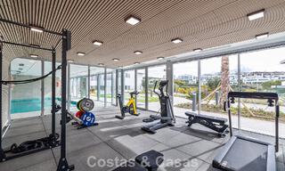 Gloednieuw, modern luxe duplex penthouse met zwembad en zeezicht te koop aan de golfbaan in Oost-Marbella 806348 