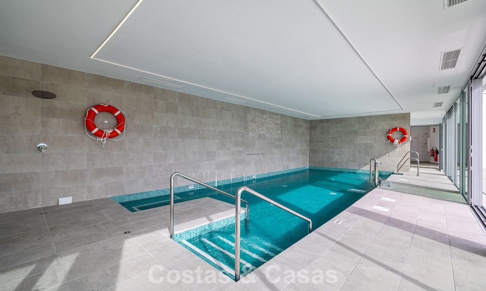 Gloednieuw, modern luxe duplex penthouse met zwembad en zeezicht te koop aan de golfbaan in Oost-Marbella 806349
