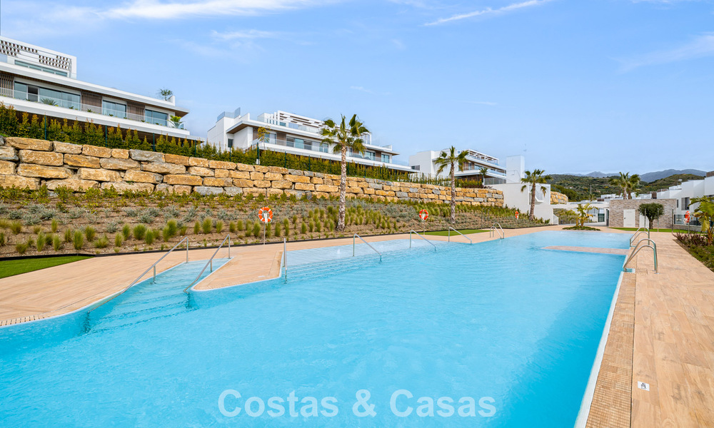 Gloednieuw, modern luxe duplex penthouse met zwembad en zeezicht te koop aan de golfbaan in Oost-Marbella 806351