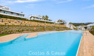 Gloednieuw, modern luxe duplex penthouse met zwembad en zeezicht te koop aan de golfbaan in Oost-Marbella 806351 