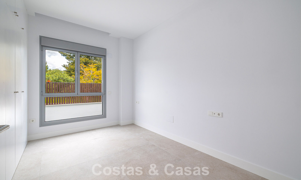 Gloednieuw, modern luxe duplex penthouse met zwembad en zeezicht te koop aan de golfbaan in Oost-Marbella 806352