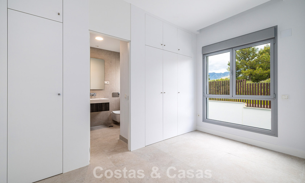 Gloednieuw, modern luxe duplex penthouse met zwembad en zeezicht te koop aan de golfbaan in Oost-Marbella 806353
