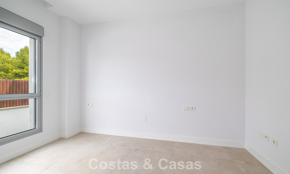 Gloednieuw, modern luxe duplex penthouse met zwembad en zeezicht te koop aan de golfbaan in Oost-Marbella 806354