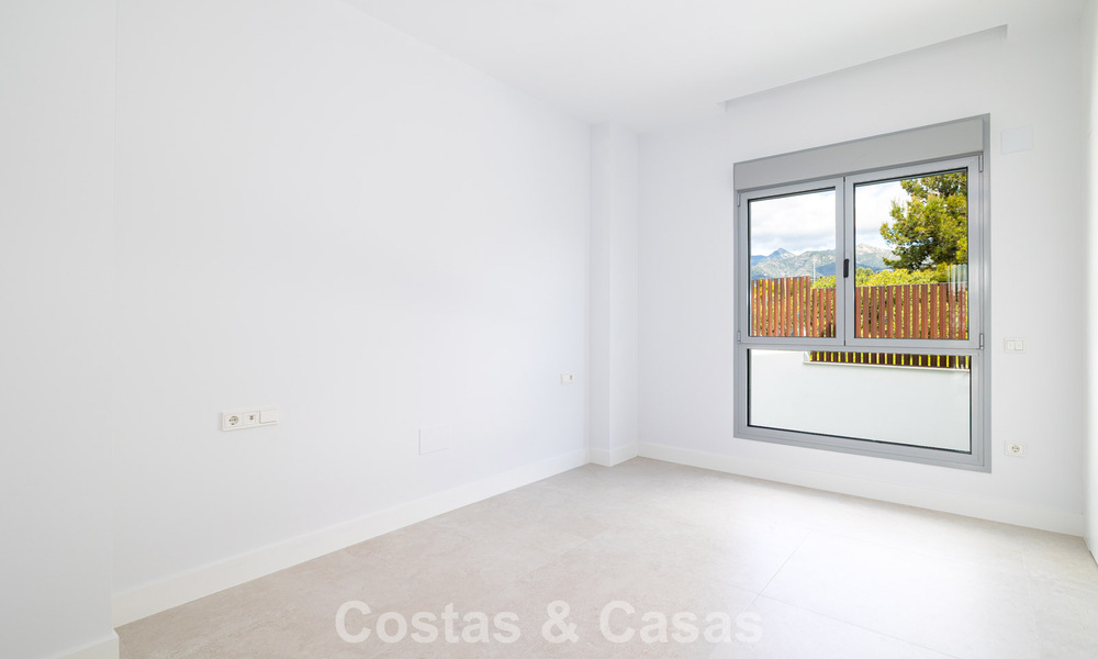 Gloednieuw, modern luxe duplex penthouse met zwembad en zeezicht te koop aan de golfbaan in Oost-Marbella 806357