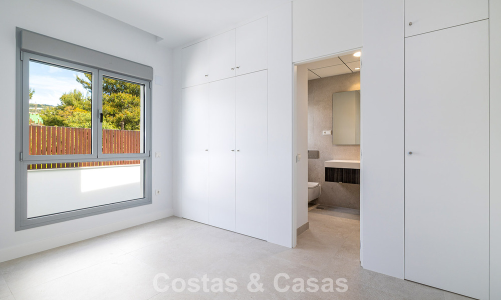 Gloednieuw, modern luxe duplex penthouse met zwembad en zeezicht te koop aan de golfbaan in Oost-Marbella 806358