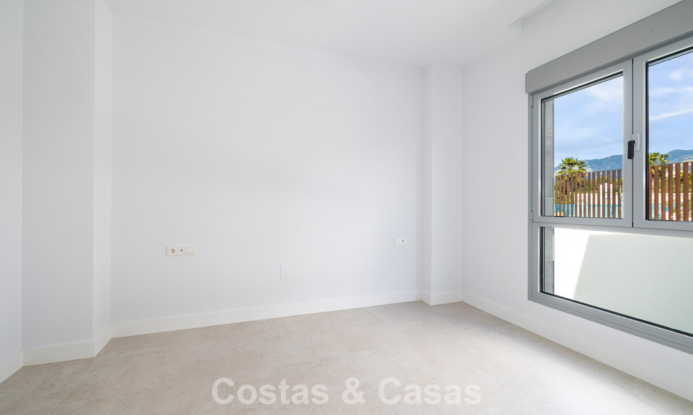 Gloednieuw, modern luxe duplex penthouse met zwembad en zeezicht te koop aan de golfbaan in Oost-Marbella 806359