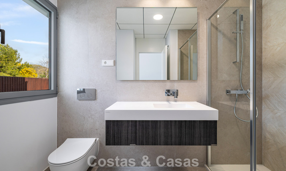 Gloednieuw, modern luxe duplex penthouse met zwembad en zeezicht te koop aan de golfbaan in Oost-Marbella 806360