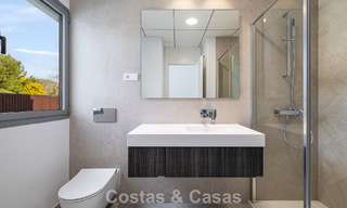 Gloednieuw, modern luxe duplex penthouse met zwembad en zeezicht te koop aan de golfbaan in Oost-Marbella 806360 