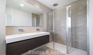Gloednieuw, modern luxe duplex penthouse met zwembad en zeezicht te koop aan de golfbaan in Oost-Marbella 806361 