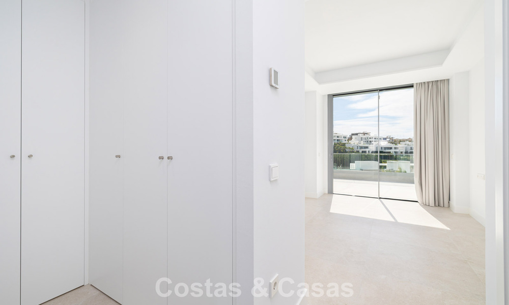 Gloednieuw, modern luxe duplex penthouse met zwembad en zeezicht te koop aan de golfbaan in Oost-Marbella 806362