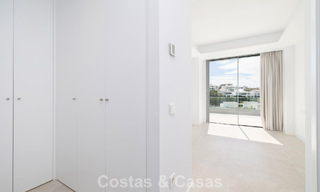 Gloednieuw, modern luxe duplex penthouse met zwembad en zeezicht te koop aan de golfbaan in Oost-Marbella 806362 