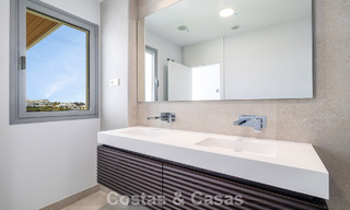 Gloednieuw, modern luxe duplex penthouse met zwembad en zeezicht te koop aan de golfbaan in Oost-Marbella 806363 