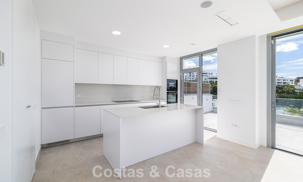 Gloednieuw, modern luxe duplex penthouse met zwembad en zeezicht te koop aan de golfbaan in Oost-Marbella 806364