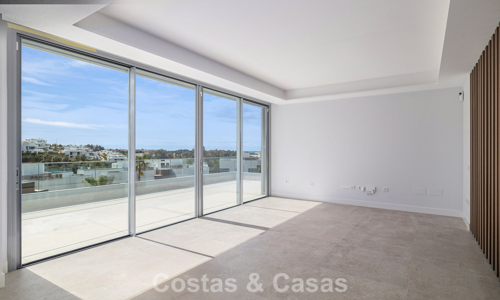 Gloednieuw, modern luxe duplex penthouse met zwembad en zeezicht te koop aan de golfbaan in Oost-Marbella 806366