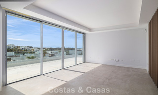 Gloednieuw, modern luxe duplex penthouse met zwembad en zeezicht te koop aan de golfbaan in Oost-Marbella 806366 