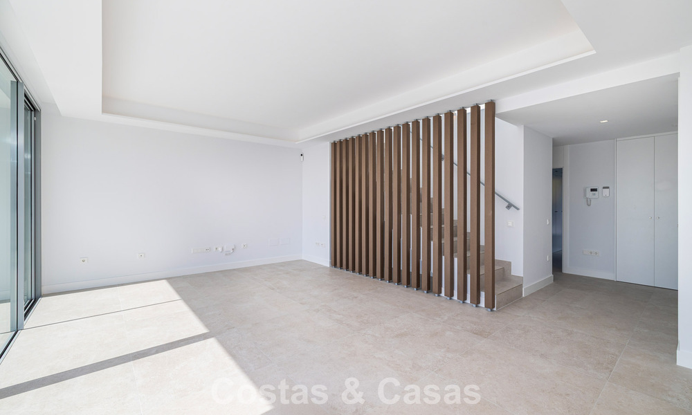 Gloednieuw, modern luxe duplex penthouse met zwembad en zeezicht te koop aan de golfbaan in Oost-Marbella 806367
