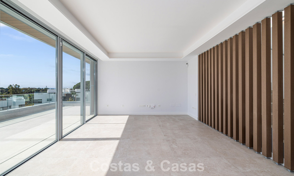 Gloednieuw, modern luxe duplex penthouse met zwembad en zeezicht te koop aan de golfbaan in Oost-Marbella 806368