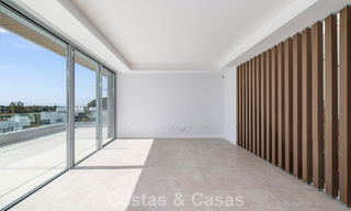 Gloednieuw, modern luxe duplex penthouse met zwembad en zeezicht te koop aan de golfbaan in Oost-Marbella 806368 