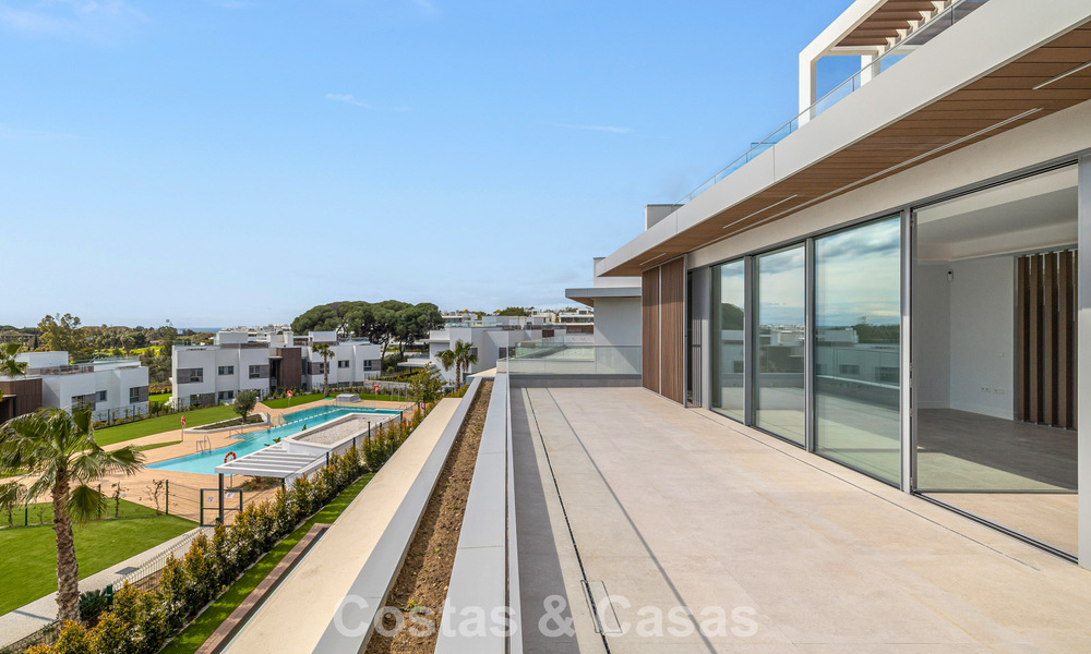 Gloednieuw, modern luxe duplex penthouse met zwembad en zeezicht te koop aan de golfbaan in Oost-Marbella 806369
