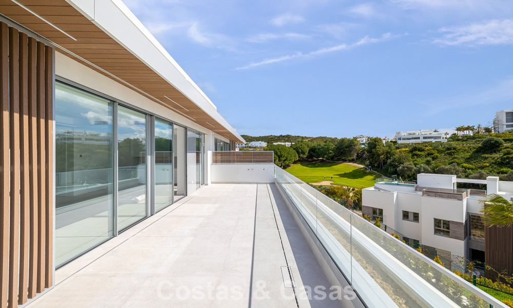Gloednieuw, modern luxe duplex penthouse met zwembad en zeezicht te koop aan de golfbaan in Oost-Marbella 806370