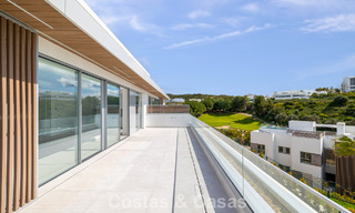 Gloednieuw, modern luxe duplex penthouse met zwembad en zeezicht te koop aan de golfbaan in Oost-Marbella 806370 