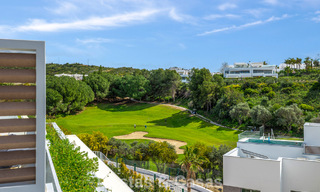 Gloednieuw, modern luxe duplex penthouse met zwembad en zeezicht te koop aan de golfbaan in Oost-Marbella 806371 