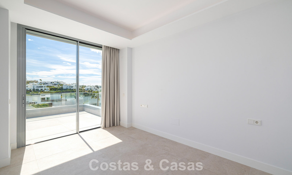 Gloednieuw, modern luxe duplex penthouse met zwembad en zeezicht te koop aan de golfbaan in Oost-Marbella 806375