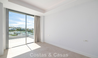 Gloednieuw, modern luxe duplex penthouse met zwembad en zeezicht te koop aan de golfbaan in Oost-Marbella 806375 