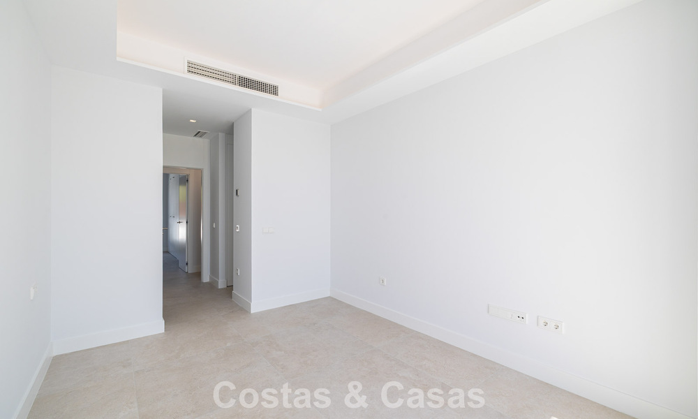 Gloednieuw, modern luxe duplex penthouse met zwembad en zeezicht te koop aan de golfbaan in Oost-Marbella 806376
