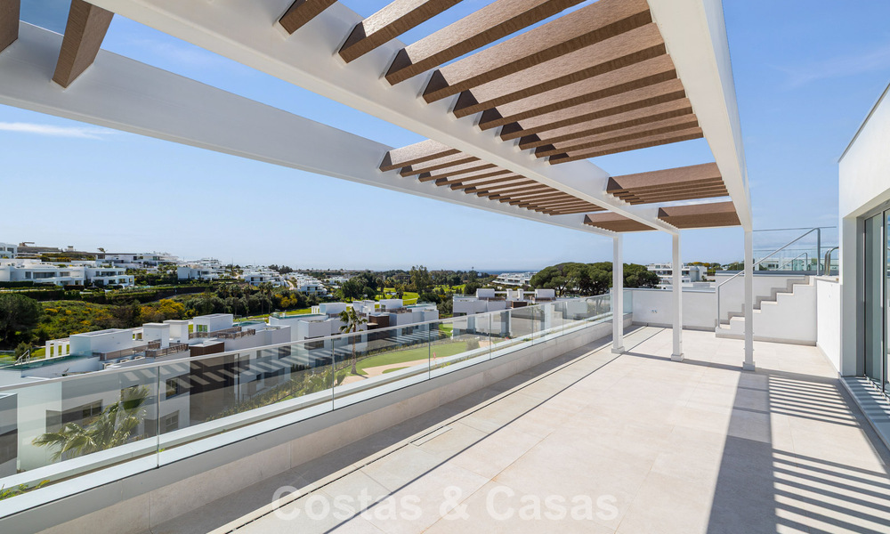 Gloednieuw, modern luxe duplex penthouse met zwembad en zeezicht te koop aan de golfbaan in Oost-Marbella 806377