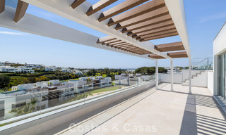 Gloednieuw, modern luxe duplex penthouse met zwembad en zeezicht te koop aan de golfbaan in Oost-Marbella 806377 