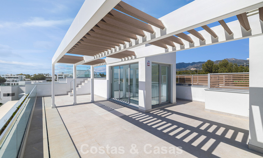 Gloednieuw, modern luxe duplex penthouse met zwembad en zeezicht te koop aan de golfbaan in Oost-Marbella 806379