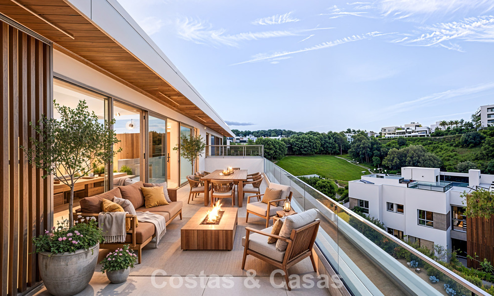 Gloednieuw, modern luxe duplex penthouse met zwembad en zeezicht te koop aan de golfbaan in Oost-Marbella 806383