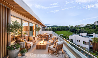Gloednieuw, modern luxe duplex penthouse met zwembad en zeezicht te koop aan de golfbaan in Oost-Marbella 806383 