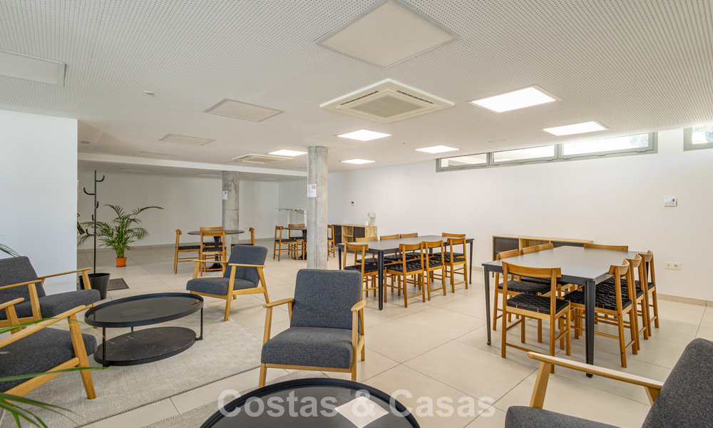 Modern penthouse met royaal solarium te koop op een steenworp afstand van het strand in Elviria, Oost-Marbella 806390
