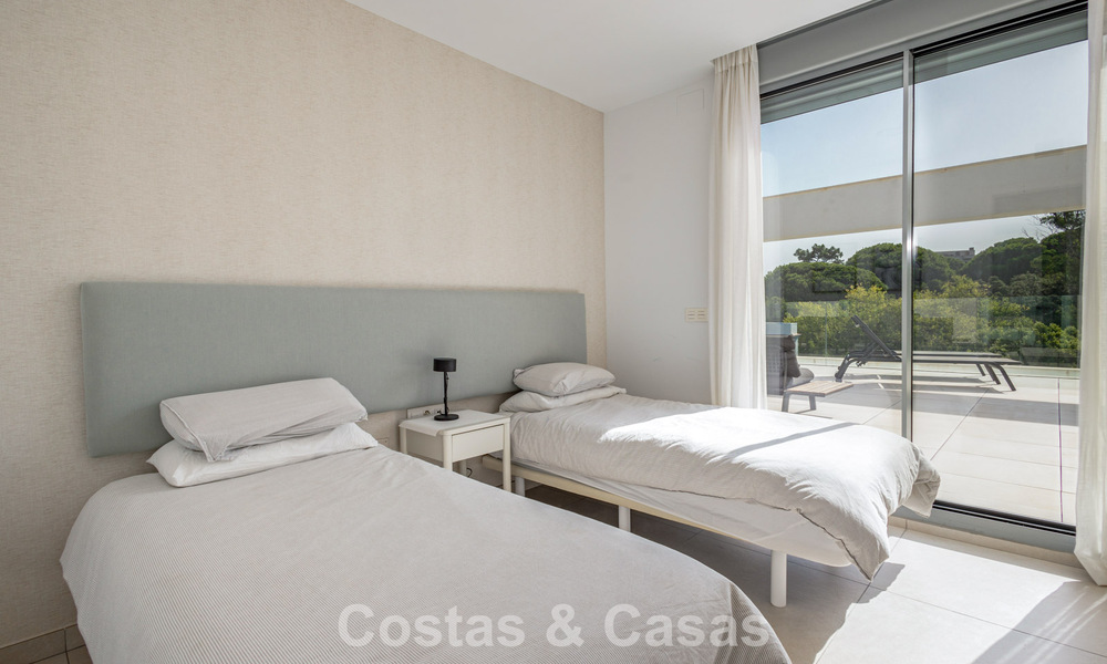 Modern penthouse met royaal solarium te koop op een steenworp afstand van het strand in Elviria, Oost-Marbella 806395
