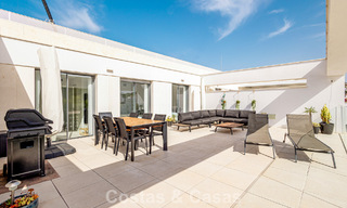 Modern penthouse met royaal solarium te koop op een steenworp afstand van het strand in Elviria, Oost-Marbella 806397 