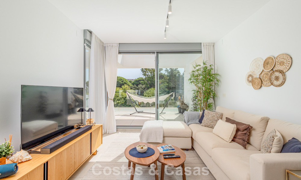 Modern penthouse met royaal solarium te koop op een steenworp afstand van het strand in Elviria, Oost-Marbella 806400