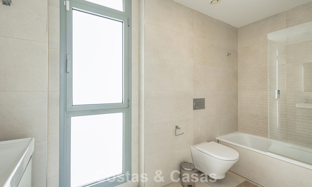 Modern penthouse met royaal solarium te koop op een steenworp afstand van het strand in Elviria, Oost-Marbella 806407