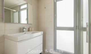 Modern penthouse met royaal solarium te koop op een steenworp afstand van het strand in Elviria, Oost-Marbella 806408 
