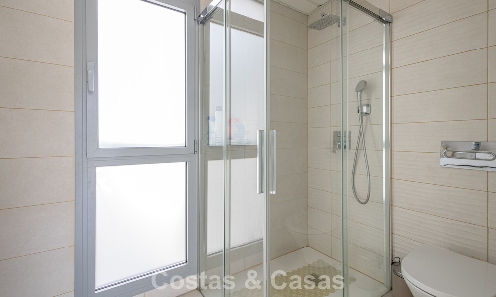 Modern penthouse met royaal solarium te koop op een steenworp afstand van het strand in Elviria, Oost-Marbella 806409
