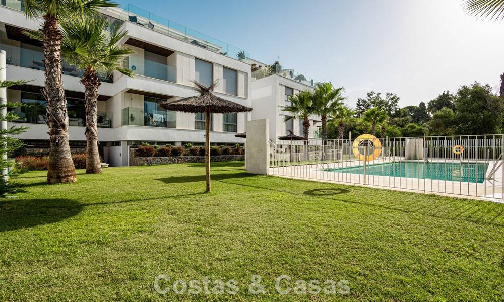Modern penthouse met royaal solarium te koop op een steenworp afstand van het strand in Elviria, Oost-Marbella 806418