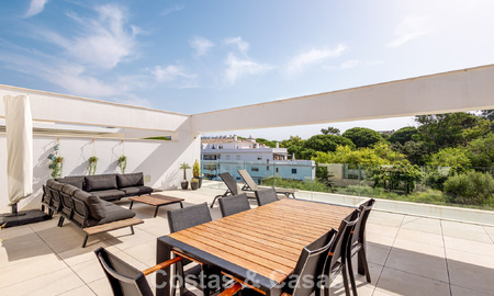 Modern penthouse met royaal solarium te koop op een steenworp afstand van het strand in Elviria, Oost-Marbella 806421