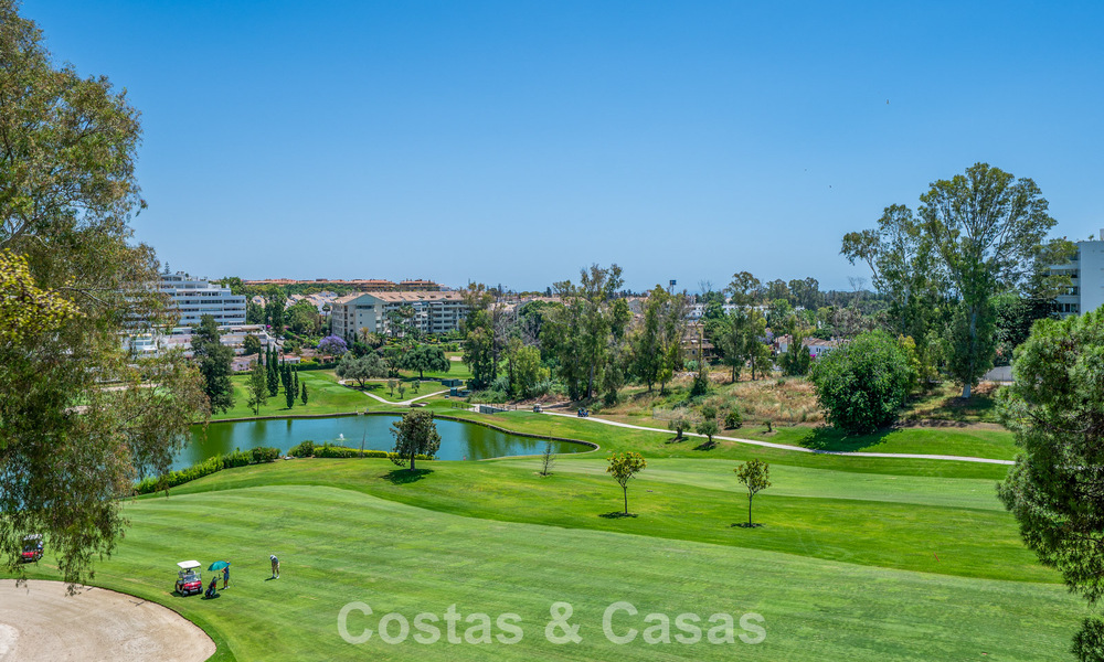 Luxueus duplex penthouse te koop direct aan de golfbaan, dicht bij alle voorzieningen in Guadalmina Alta en San Pedro, Marbella 806432