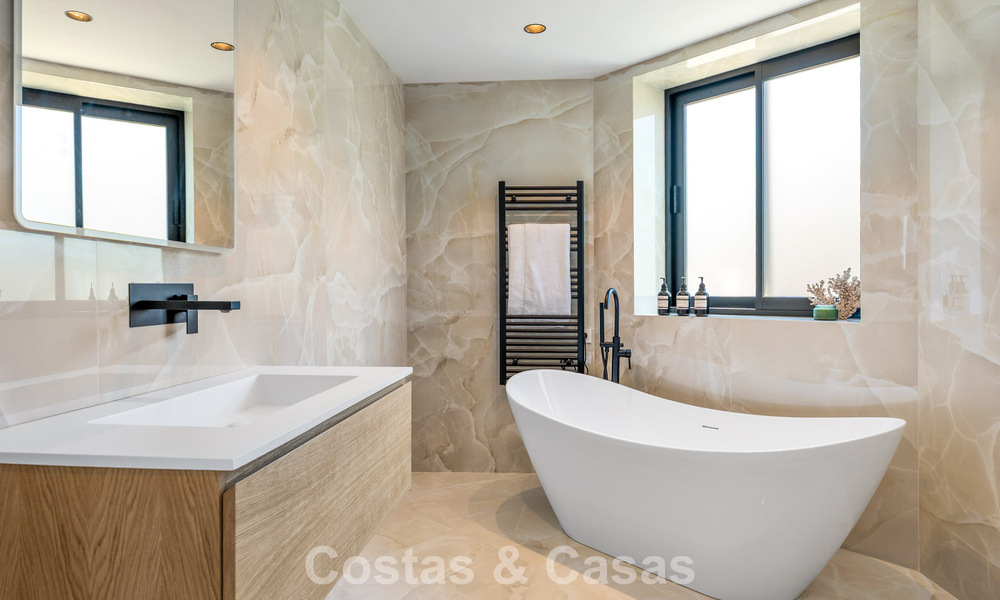 Gloenieuwe, moderne familievilla met zwembad te koop op de New Golden Mile tussen Marbella en Estepona 806617