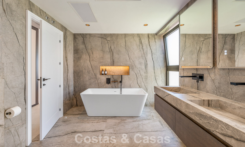 Gloenieuwe, moderne familievilla met zwembad te koop op de New Golden Mile tussen Marbella en Estepona 806626