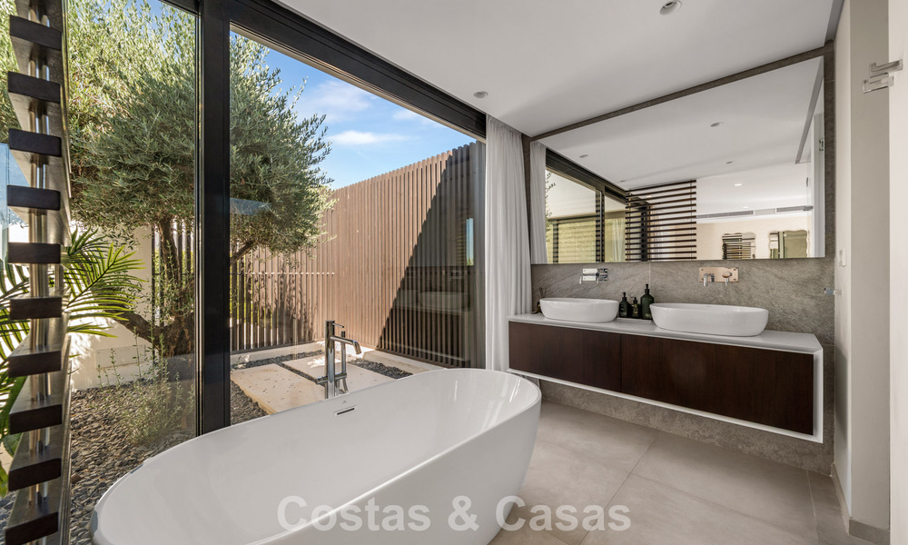 5-slaapkamer eigentijdse villa te koop direct aan de golfbaan in Nueva Andalucia, Marbella 806800
