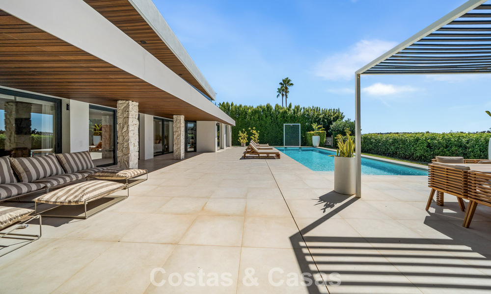 5-slaapkamer eigentijdse villa te koop direct aan de golfbaan in Nueva Andalucia, Marbella 806806