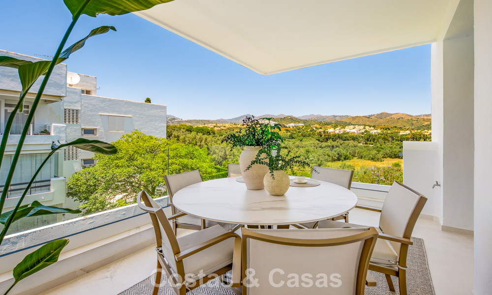 Instapklaar, eigentijds gerenoveerd luxe penthouse te koop op loopafstand van het strand in Los Monteros, Oost-Marbella 806558